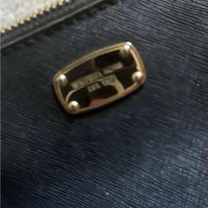 Navy blue small cross body purse Like new condition.